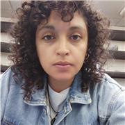 Profesora de ciencias ambientales imparte clases de física, química, geología jóvenes y adultos